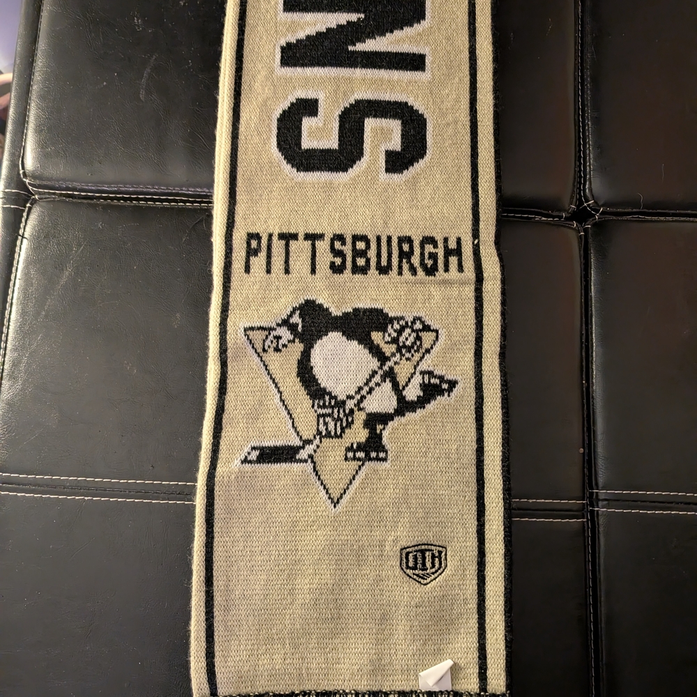 Pittsburgh Penguins Black and Cream Scarf